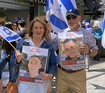 Elizabeth and Les Crawford, Australian field director,support Israel at a rally in Adelaide.