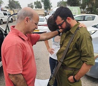Meno Kalisher (left) prays with his son, Danny,an Israeli FOI field representative and IDF soldier.